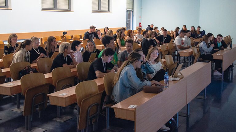 Studants gathered in a class rim un the university of lodz with mooveteam ipad read to start the challenge